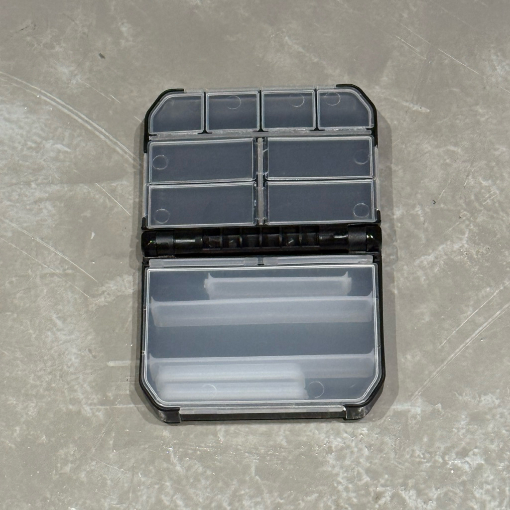 MR.T 12x9.5cm Kotak Peralatan Pancing DAIWA – Fishing Tackle Box / Kotak Mata Kail / กล่องเก็บของ (Hitam & Putih) - รูปที่ 3