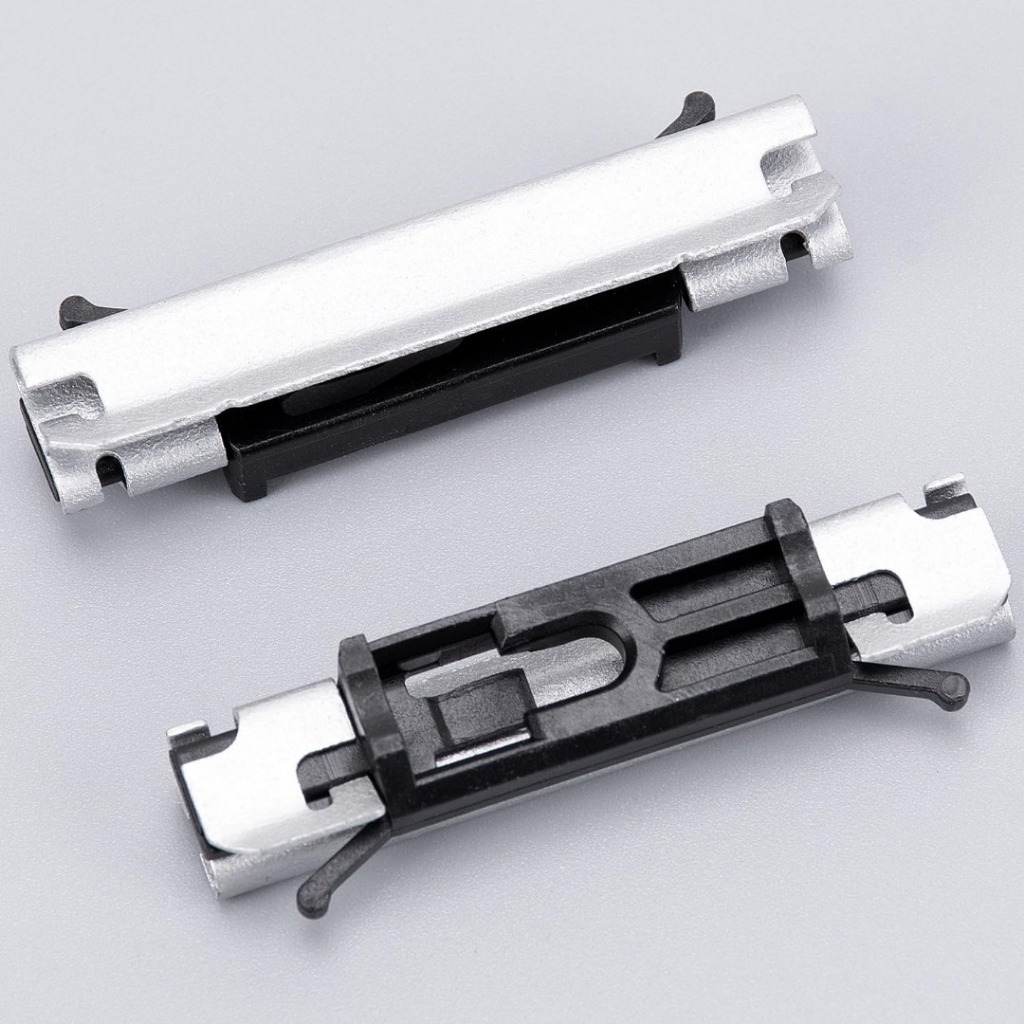 คลิปหนีบคิ้วกระจก BMW – OEM 51317064098 (เหมาะสําหรับ BMW E60, E61, E70 X5, E70 X5M, E71/E72 X6, X6M