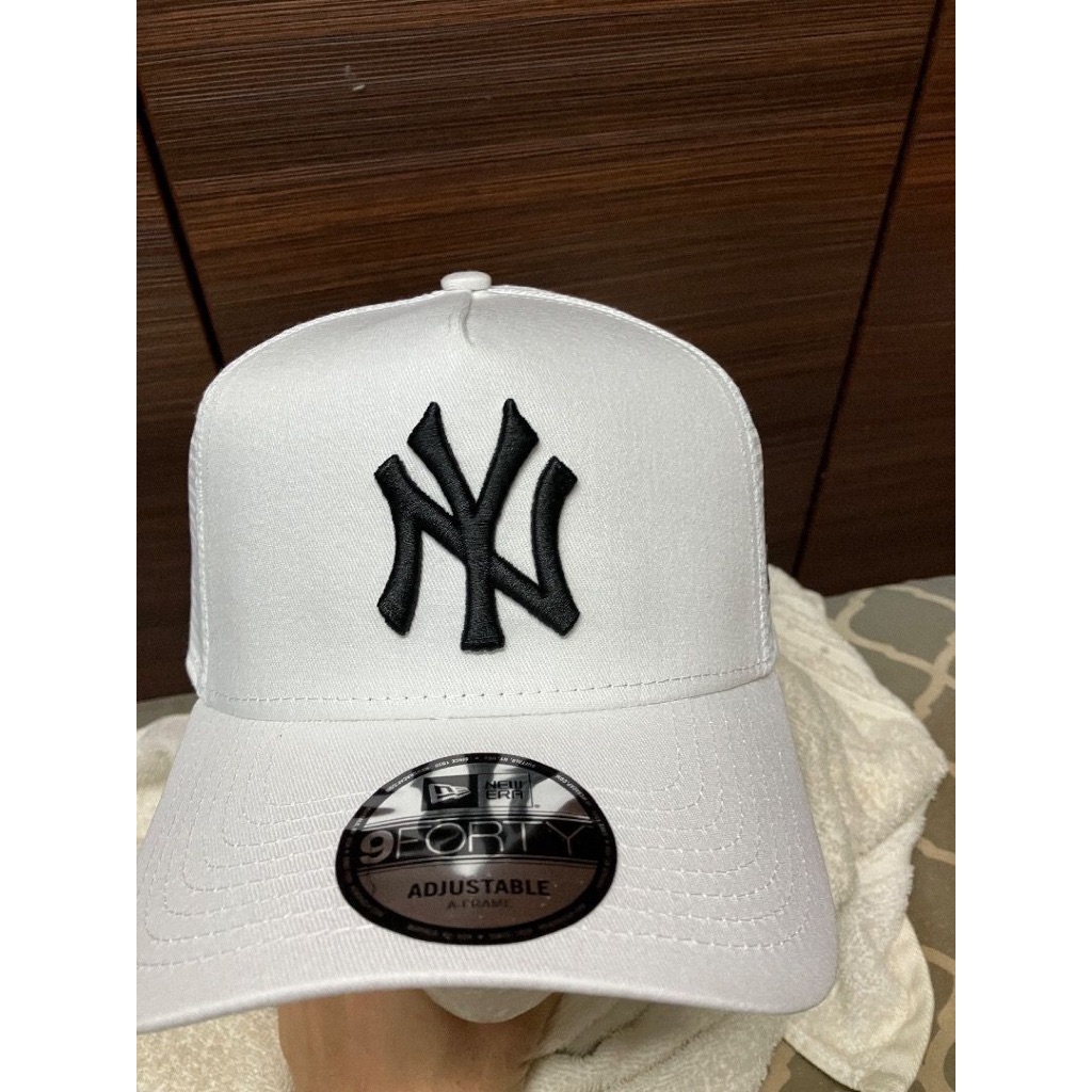NE Trucker White Cap โลโก้สีดํา NYY Cap ปรับ Snapback