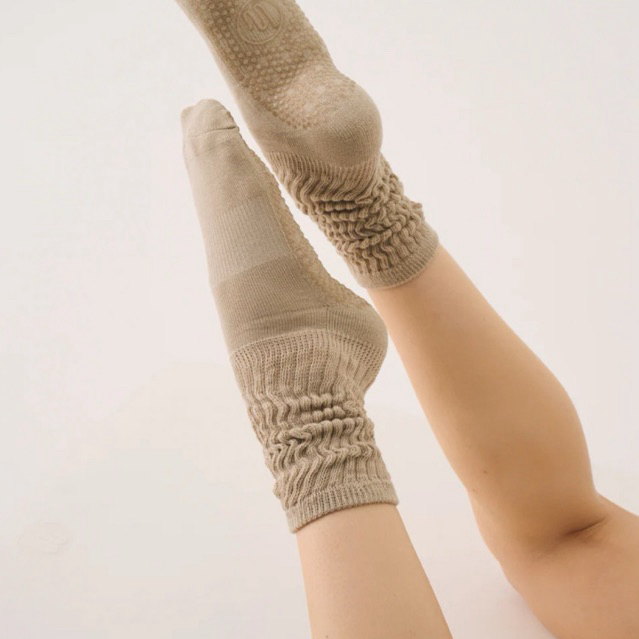 MoveActive - ถุงเท้าพิลาทิส - Scrunch Non Slip Grip Socks Latte - ถุงเท้าจับสีเบจ - Move Active - ถุงเท้าโยคะ Barre