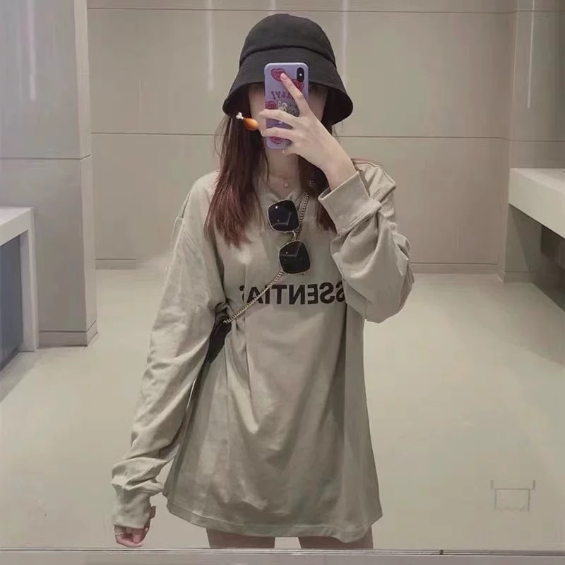 FEAR OF GOD Letter เสื้อยืดแขนยาวผู้หญิง (ESS-ENT-IAL) - เสื้อกล้ามคู่รักคอลูกเรือทรงหลวมมีสไตล์