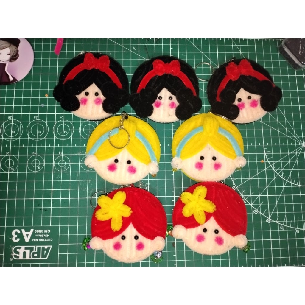 พวงกุญแจกระจก Disney Princess Fuzzy Wire - Ariel Jasmine Cinderella Snow White Belle