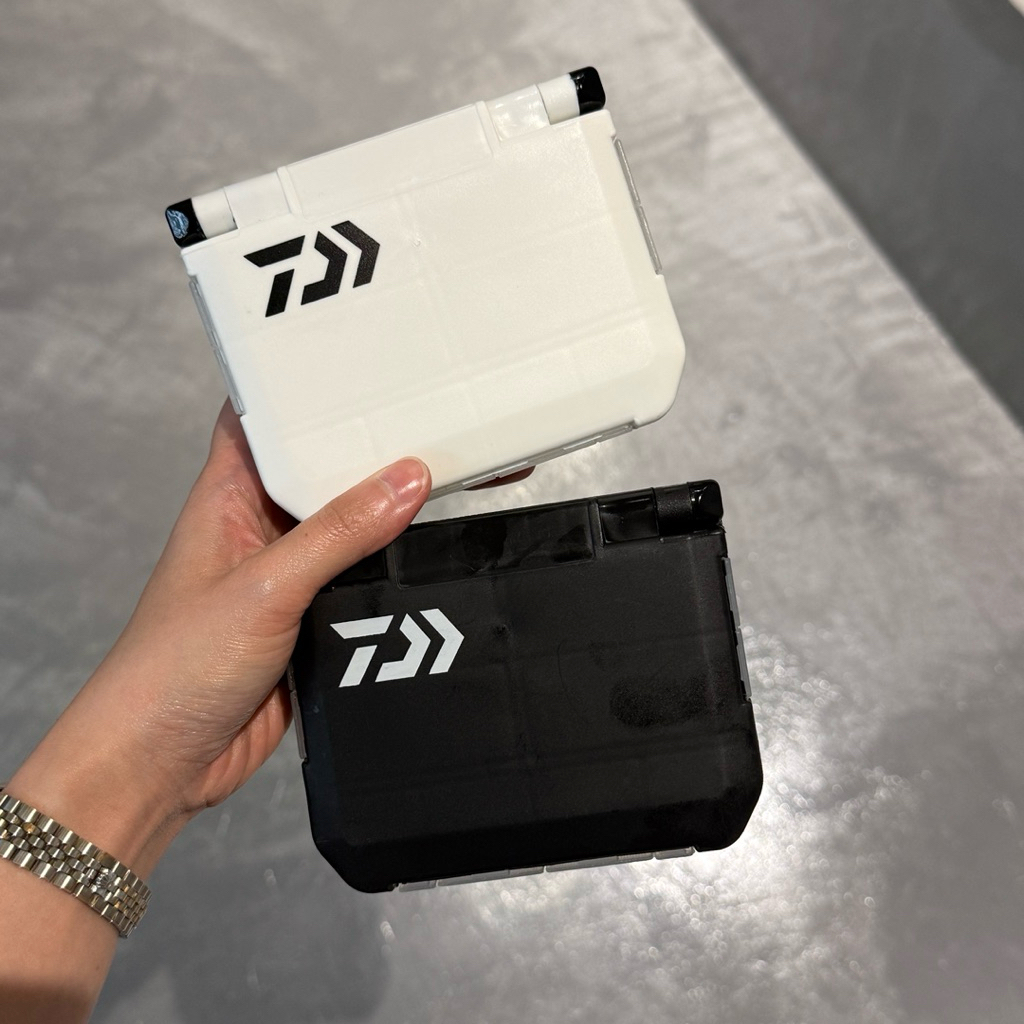 MR.T 12x9.5cm Kotak Peralatan Pancing DAIWA – Fishing Tackle Box / Kotak Mata Kail / กล่องเก็บของ (Hitam & Putih)