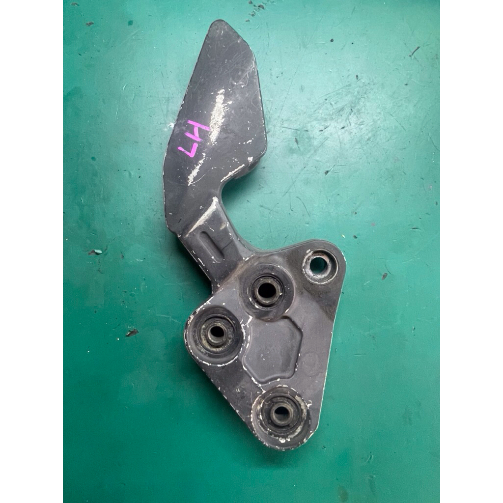 YAMAHA FZS1000 FAZER 5LV FRONT STAY LH 2001-2005