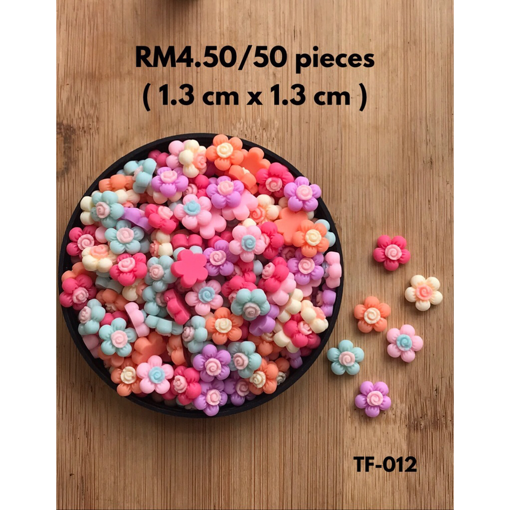 RM4.50/50 ชิ้น : TF-012 - เรซิ่น - ดอกไม้ - 1.3 ซม. x 1.3 ซม.