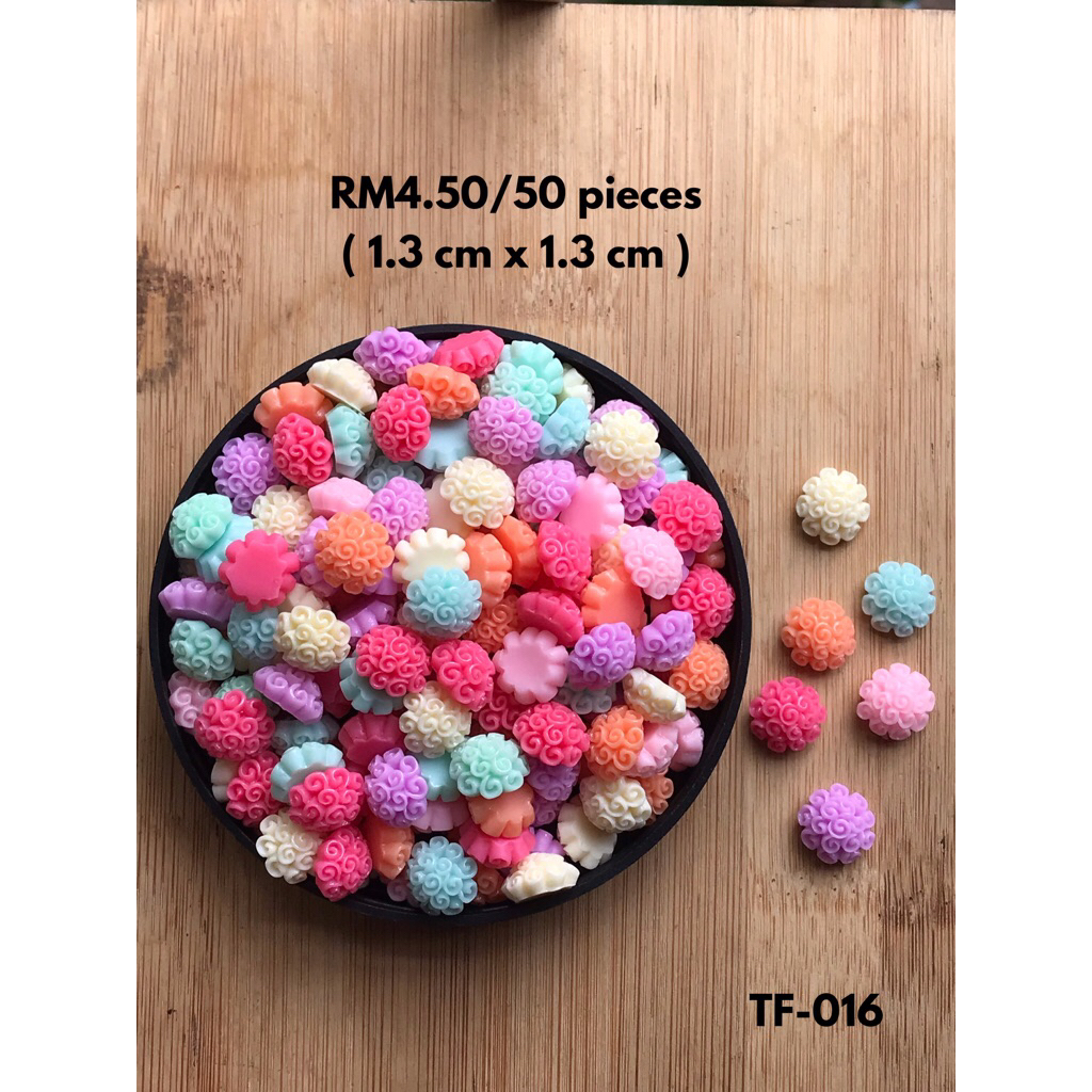 RM4.50/50 ชิ้น : TF-016 - เรซิ่น - ดอกไม้ - 1.3 ซม. x 1.3 ซม.
