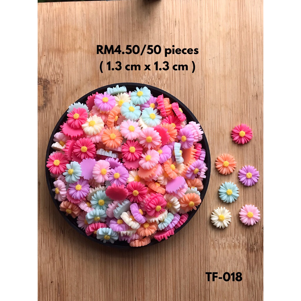 RM4.50/50 ชิ้น : TF-018 - เรซิ่น - ดอกไม้ - 1.3 ซม. x 1.3 ซม.