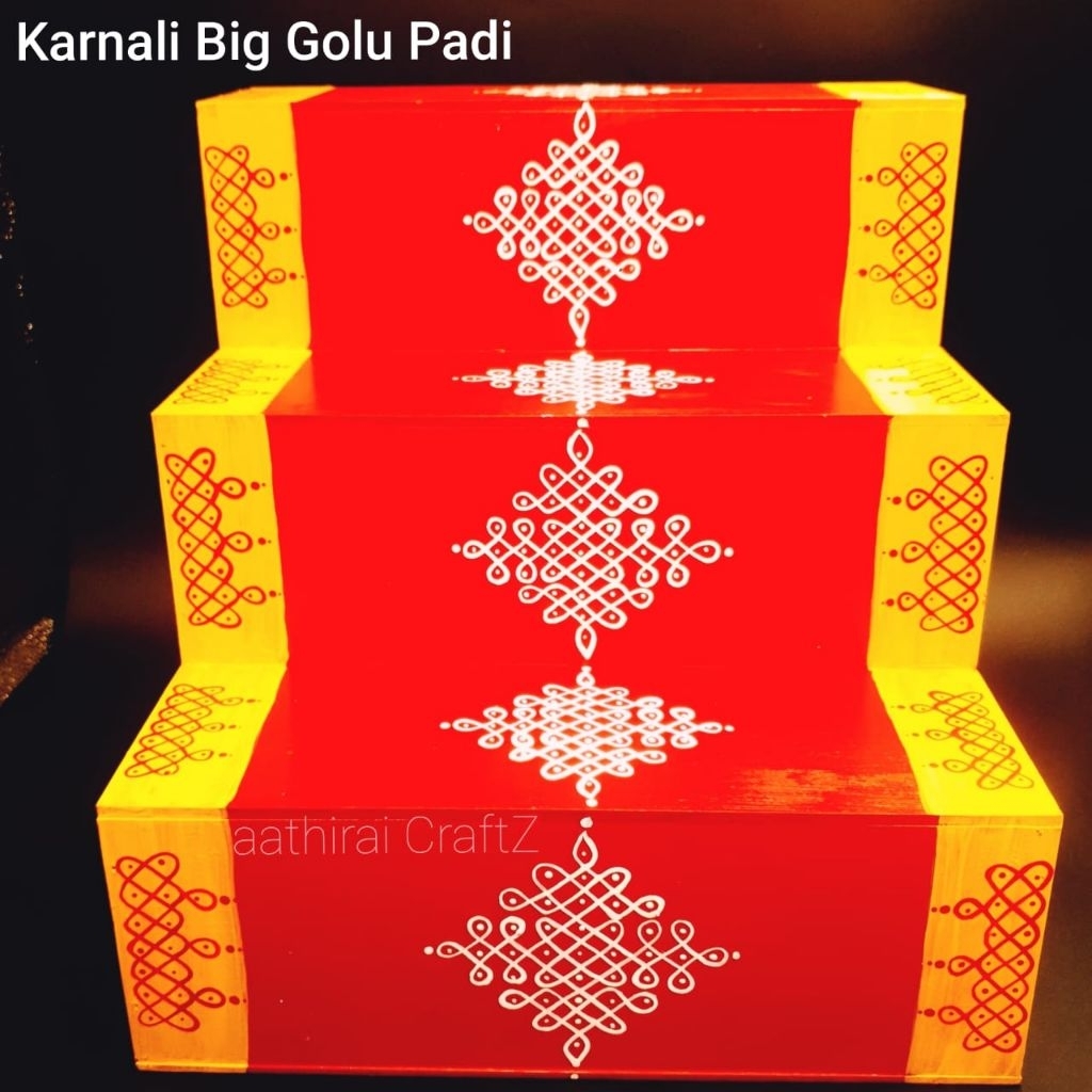 Karnali Big Golu Padi / บันได Golu ขนาดใหญ่พร้อมศิลปะ Rangoli / สีแดงและสีเหลือง Rangoli Golu Padi