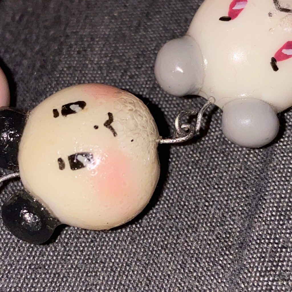 พวงกุญแจ Plave สีดําเป็นสีเหลืองตามภาพ