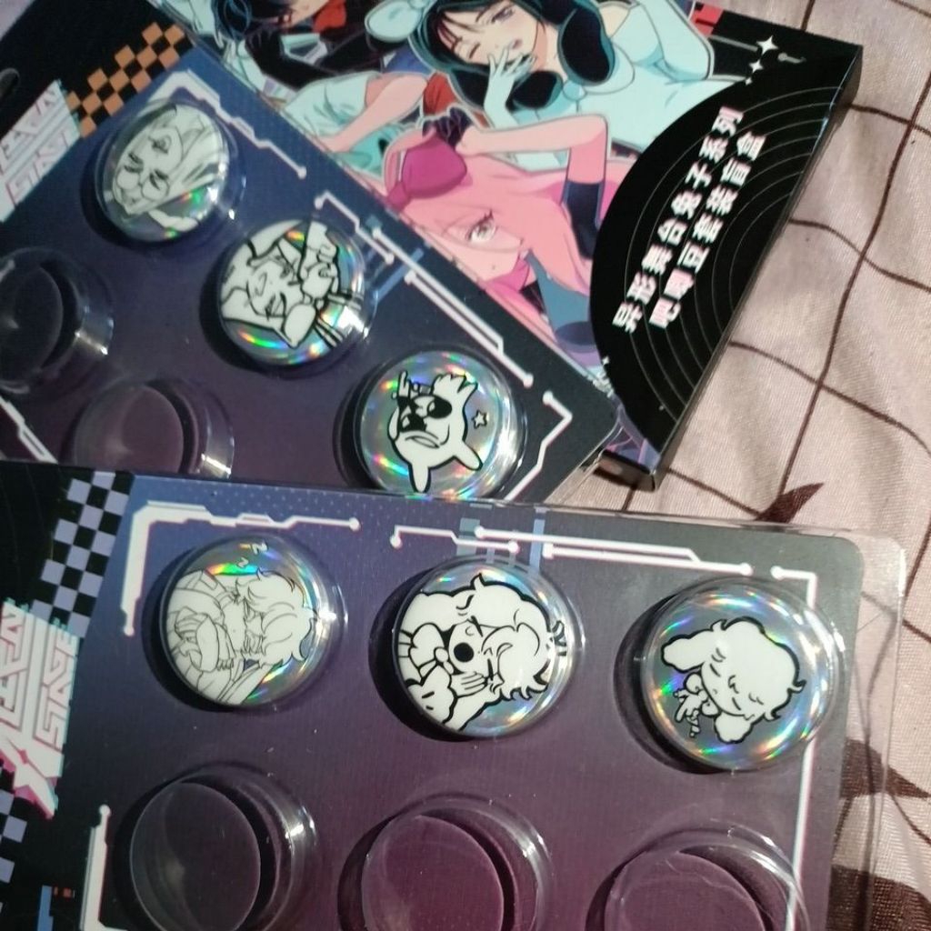 [Preloved] Alien Stage Luka Hyuna ป้ายกระดุมเล็ก สีดําสีขาว ONLY (READ DESCRIPTION)