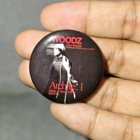 WOODZ Archive. ตราปุ่มมินิคอนเสิร์ต 1 ปุ่ม WOODZ IN KUALA LUMPUR 2026
