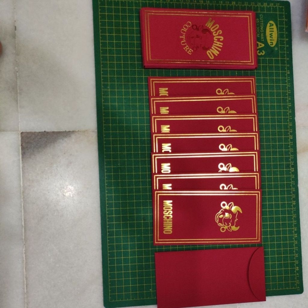 Moschino ang pow ซองแดง 8 ชิ้นพร้อมฝาครอบ
