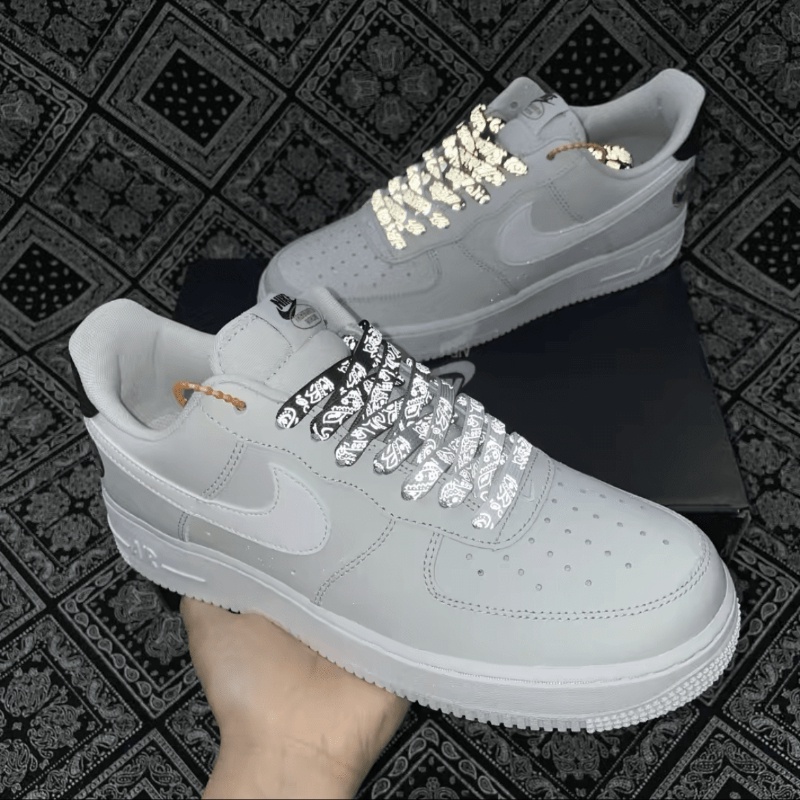 พร้อมส่ง Nike Air Force 1 รองเท้าผ้าใบลําลอง สีเทา สีขาว เชือกผูกรองเท้า แบบสะท้อนแสง ลายตัวอักษร ไล่โทนสี 1 AF1