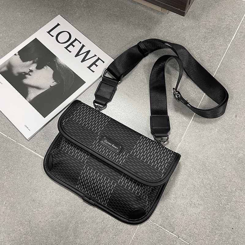 2024 ใหม่แฟชั่นผู้ชาย Retro กระเป๋าคาดหน้าอกหนังเอวกระเป๋า Boy กระเป๋าสะพายข้าง