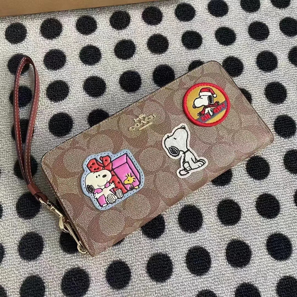 COACH CF218 218 Snoopy กระเป๋าสตางค์ผู้หญิง/กระเป๋าใส่บัตรผู้หญิงพิมพ์ลายหนังแท้/กระเป๋าใส่เหรียญแบบยาวมีซิป