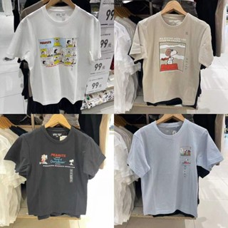 TOP CT【💘💘】Uniqlo เสื้อยืดแขนสั้น พิมพ์ลาย Snoopy Peanuts สําหรับผู้ชาย และผู้หญิง 445597 447165