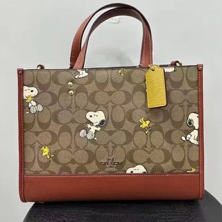 COACH x peanuts CE862 Snoopy Tote 30กระเป๋าสะพายไหล่สำหรับสุภาพสตรี/กระเป๋าถือ/หนังแท้/ความจุขนาดใหญ่/ลายสนูปปี้