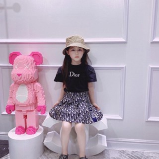 Dior ฤดูร้อนใหม่ เด็กผู้หญิง พัฟแขน สไตล์ต่างประเทศ แขนสั้น ชุดกระโปรง ผ้าฝ้าย ปักลายตัวอักษร ชุดกระโปรง อินเทรนด์