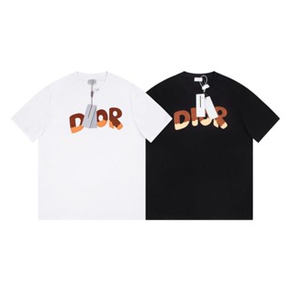 Dior ใหม่ เสื้อยืดลําลอง แขนสั้น คอกลม พิมพ์ลายตัวอักษร เข้ากับทุกการแต่งกาย แฟชั่นฤดูร้อน สําหรับผู้ชาย และผู้หญิง 2023