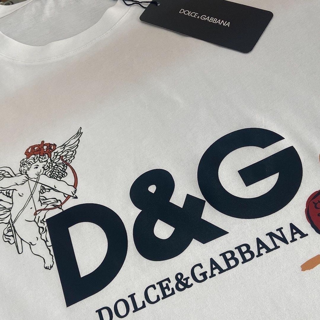เสื้อยืดแขนสั้น ผ้าฝ้าย พิมพ์ลายปีกนางฟ้า Dolce &amp; Gabbana DG แฟชั่นคู่รัก สําหรับผู้ชาย