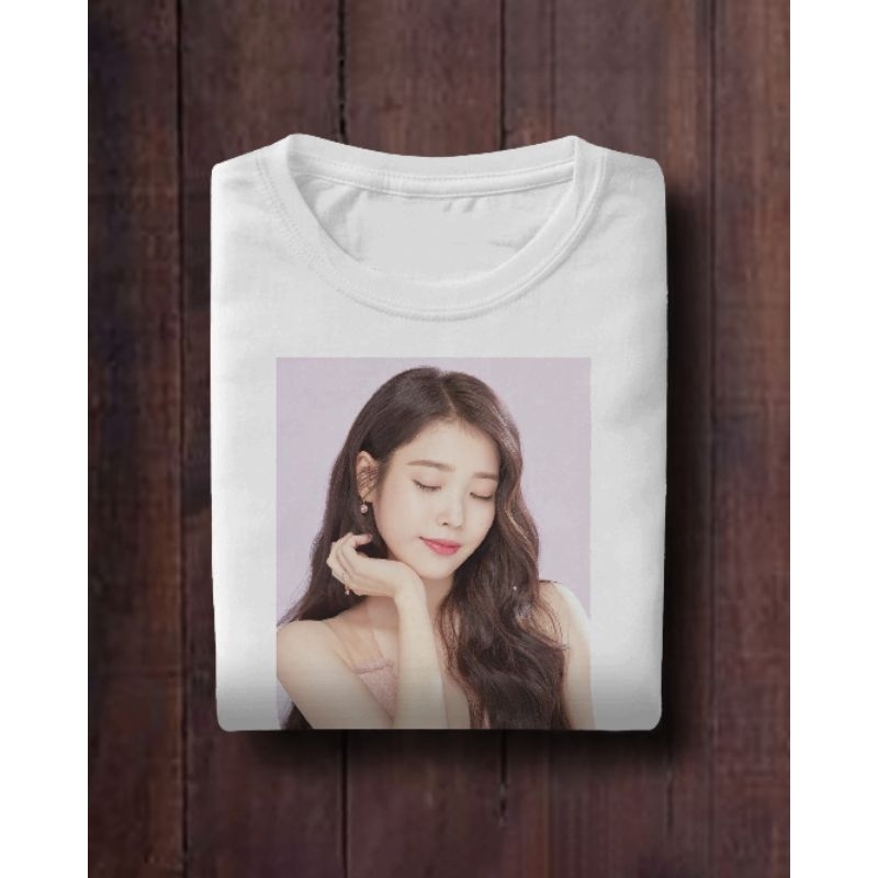 เสื้อยืดกีฬาผู้ชาย โดย IU (Lee Ji Eun)