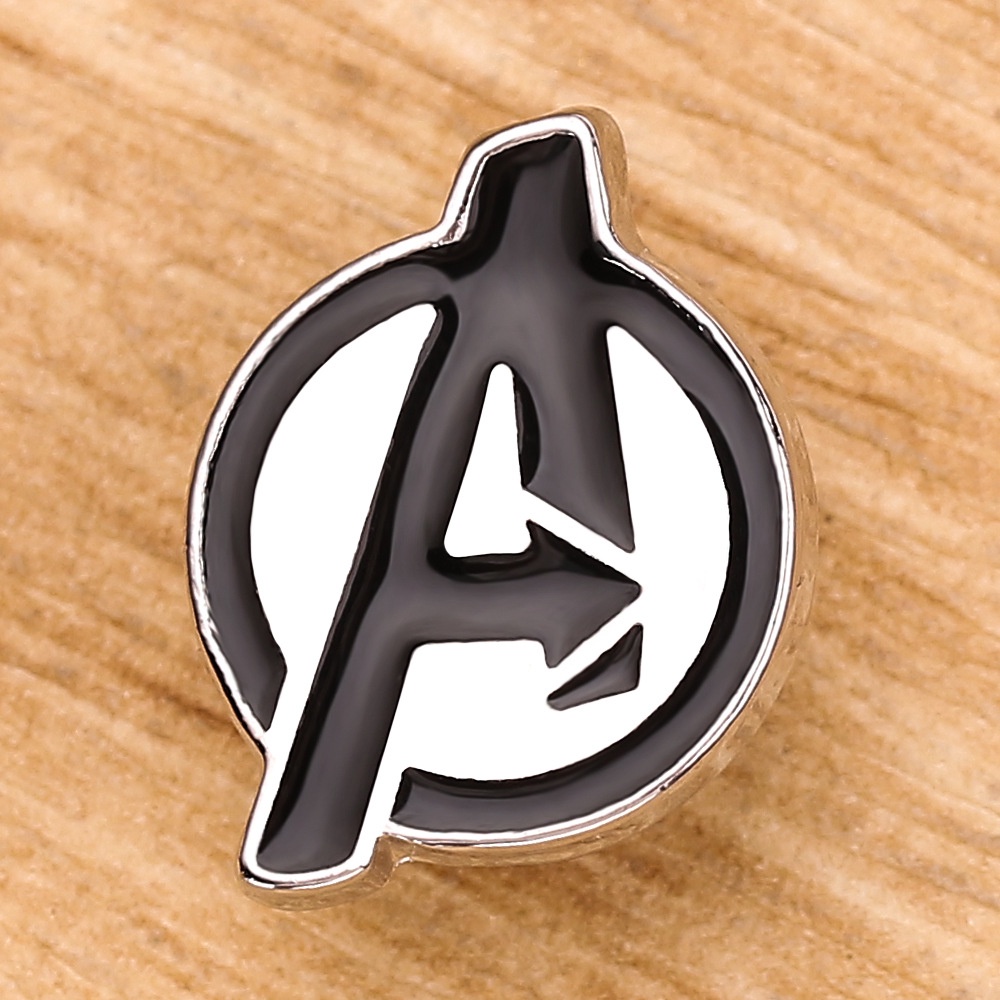 Marvel Avengers เข็มกลัดโลโก้รูปตัว A กระเป๋าเป้สะพายหลังป้ายโลหะหยดน้ํามัน