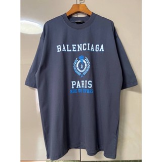 BALENCIAGA COLLEGE COTTON LOGO GRAPHIC TEE เสื้อยืดคอกลมแขนสั้น แบรนด์บาลองเซียก้า สีกรมท่า สกรีนตัวหนังสือ