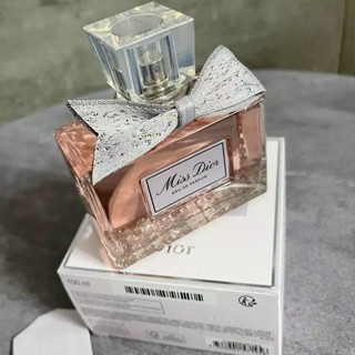 DIOR น้ำหอม Miss Dior Eau de Parfum  น้ำหอม Miss Dior Eau de Parfum ได้รับการนำเสนออีกครั้งด้วยกลิ่นใหม่  ในปีค.ศ. 1947