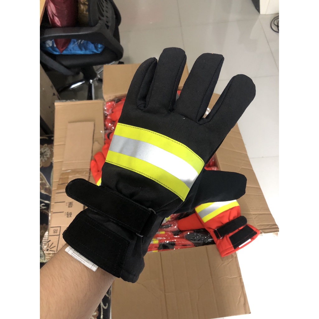 ถุงมือดับเพลิง ผ้า FR (Flame Retardant) มีสายรัดปรับตามขนาดข้อมือ