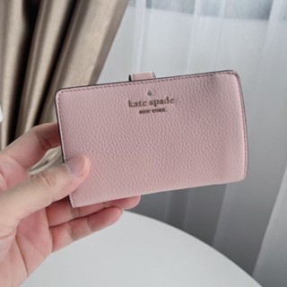 ✅กระเป๋าสตางค์KATE SPADE LEILA MEDIUM COMPACT BIFOLD WALLET WLR00394