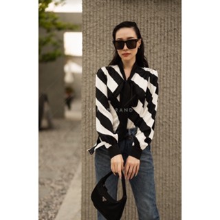 เสื้อเชิ้ตแขนยาวลายริ้วใหญ่ แต่งสลับสี ผูกโบว์คอ งานผ้าผสม Silk เนื้อนุ่มใส่สบาย ดีไซน์สวย