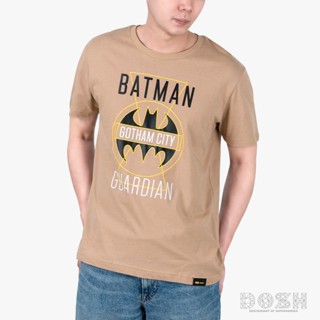 Tee DOSH:MENST-SHIRTSเสื้อยืดคอกลมแขนสั้น ผู้ชาย สีน้ำตาล ลิขสิทธิ์พิมพ์ลายBATMAN  รุ่นDBMT5234-KK