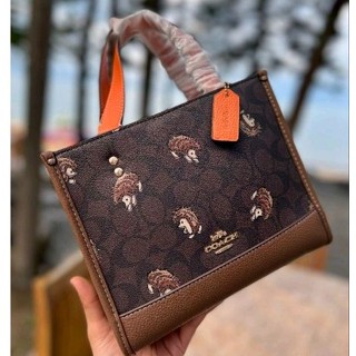 COACH DEMPSEY TOTE IN SIGNATURE CANVAS WITH HEDGEHOG PRINT🦔