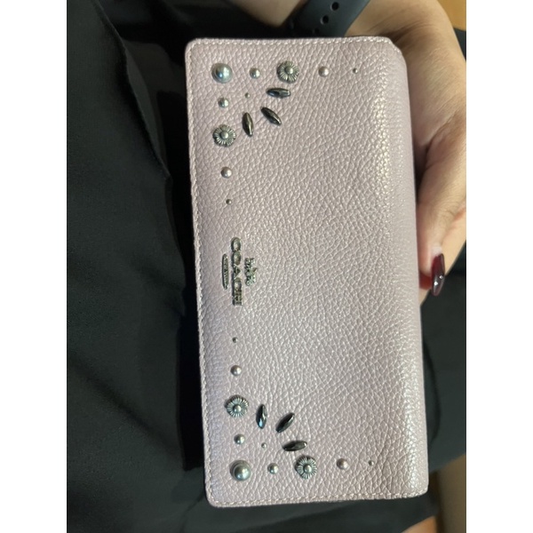 กระเป๋าสตางค์ใบยาว coach แท้ มือสองสีม่วงปั๊มลายดอกไม้