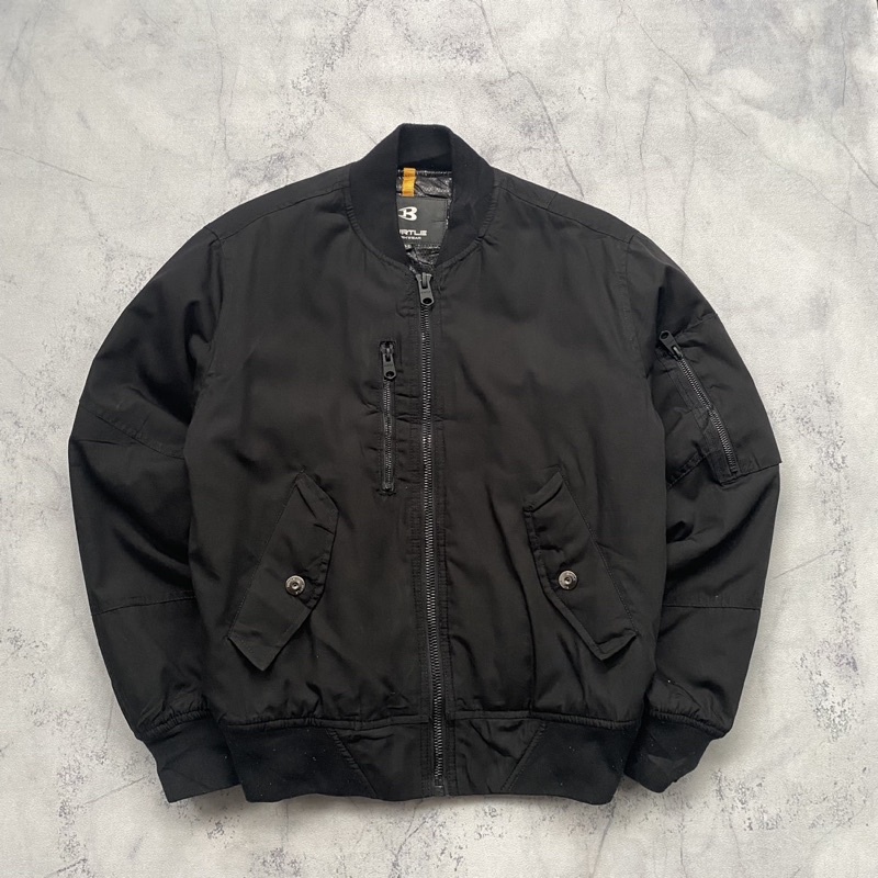เสื้อบอมเบอร์ MA-1 Burtle