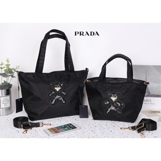 กะเป๋าปราด้าแท้ Prada Bear Tote กระเป๋าปาด้าสะพายข้าง กระเป๋าพาด้าของแท้ โทท กะเป๋าปราด้ามินิ ปา ด้า ผู้หญิง พราด่า