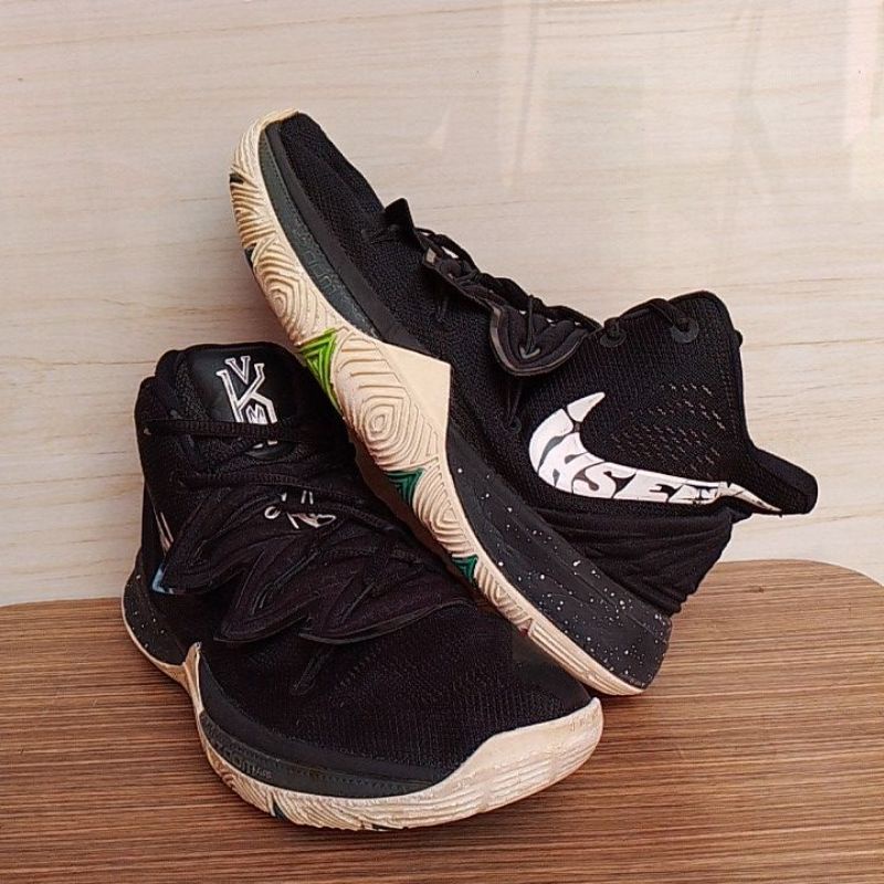 Nike Kyrie 5 รองเท้าผ้าใบ สีดํา