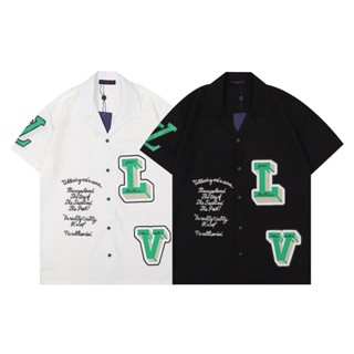 L&amp;v เสื้อเชิ้ตแขนสั้น พิมพ์ลายโลโก้ตัวอักษร สีเขียว เรียบง่าย ซ้าย และขวา แฟชั่นสําหรับผู้ชาย และผู้หญิง  #