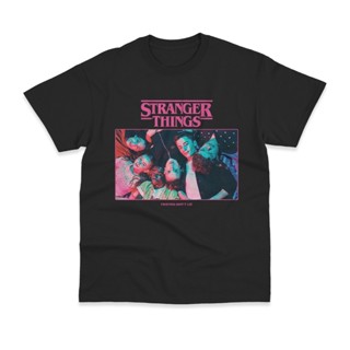 เสื้อยืดคอกลมเสื้อยืด พิมพ์ลาย Stranger Things Friends Dont Lie (สีดํา) Netflix TV Series, Movie Merch, Clic Movie Tee