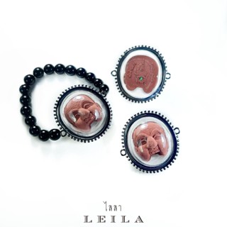 Leila Amulets พรานบุญ มหาลาภ (เนื้อว่านผงแดง) (พร้อมกำไลหินฟรีตามรูป)