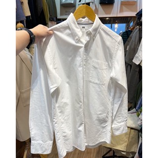 Uniqlo White Shirt  ผ้า oxford สีขาวสะอาด มีกระเป๋า มีกระดุมปกคอ