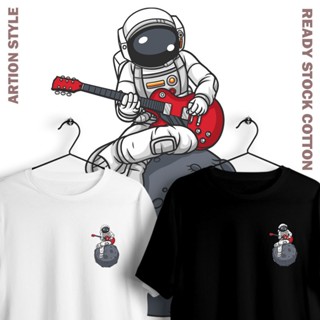 พร้อมส่ง เสื้อยืดแขนสั้น ผ้าฝ้าย ทรงหลวม พิมพ์ลายนักบินอวกาศ Nasa Play Guitar On Moon แฟชั่นสําหรับผู้ชาย และผู้หญิง