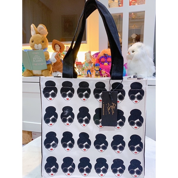 Starbucks 🌟 กระเป๋าผ้า ลาย Alice & Olivia + Starbucks ขนาด กว้าง 25 x ยาว 25 x หนา 12 cm. ของแท้ปี 2