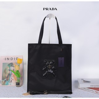 prada nylon แท้ Tote bear กระเป๋าปราด้ารุ่นใหม่ กระเป๋าปาด้าสะพายข้าง กระเป๋า ปราด้า สะพายข้าง กระเป๋า พาด้า ผู้หญิง