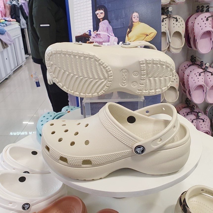 พร้อมส่ง Crocs Classic Platform สี bone [ของเเท้ 100%]