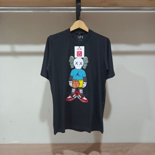 Tee เสื้อยืดสีขาวผู้หญิง เสื้อยืด พิมพ์ลาย Kaws X Uniqlo คุณภาพพรีเมี่ยม สําหรับผู้ชาย และผู้หญิง