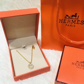 สร้อยคอ Hermes อักษรห้อย2ตัว ทำจากเงินแท้ สร้อยคอสวยมาก ตกแต่งด้วยเพชร เล่นไฟมาก รุ่นนี้ฮิต ขายดี ราคาถูกสุดๆ