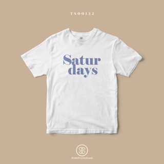 เสื้อขาว ผ้าฝ้าย 100%เสื้อยืดมงคลประจำวัน พิมพ์ลาย Saturdays (TS00132) #SOdAtee #SOdAPrintinGS-3XL