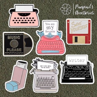 ʕ •ᴥ•ʔ ✿ พร้อมส่ง : เข็มกลัดเซ็ทฟลอปปีดิสก์และเครื่องพิมพ์ดีด | Floppy Disk &amp; Typewriter Enamel Brooch Pin Set.