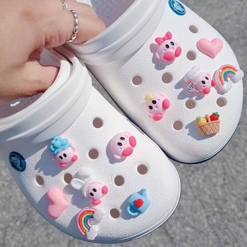 Crocs อุปกรณ์เสริมรองเท้า - Star Kirby Series Jibbitz (1 ชิ้น) รองเท้าแฟชั่นเด็ก ตกแต่งด้านบน กระเป๋าการ์ตูน อุปกรณ์เสริม